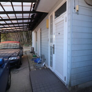 母屋と屋根付き駐車場